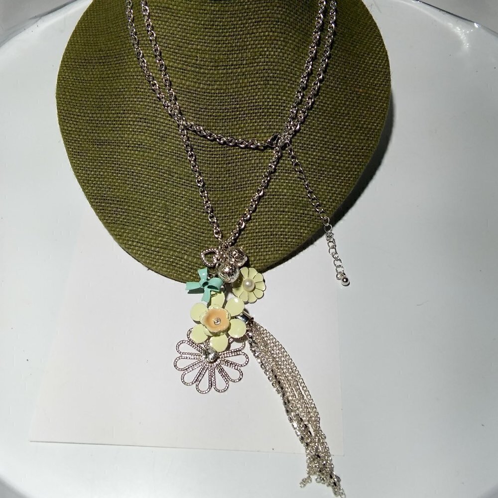 Women`s silver tone flower floral statement neckla